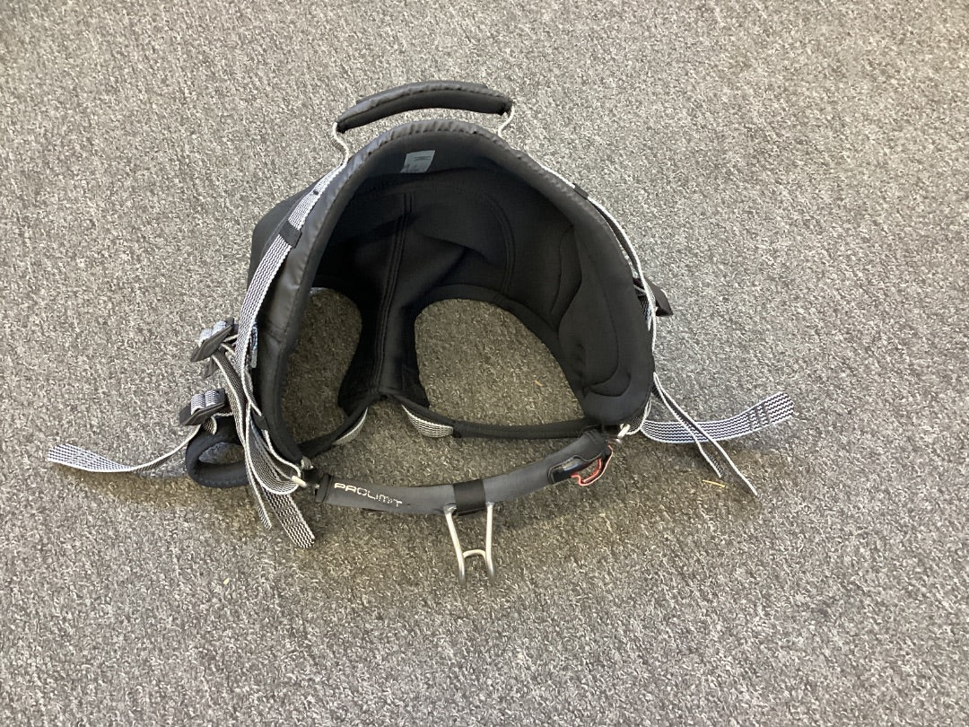 M Mystic Seat Harness,  B Condition