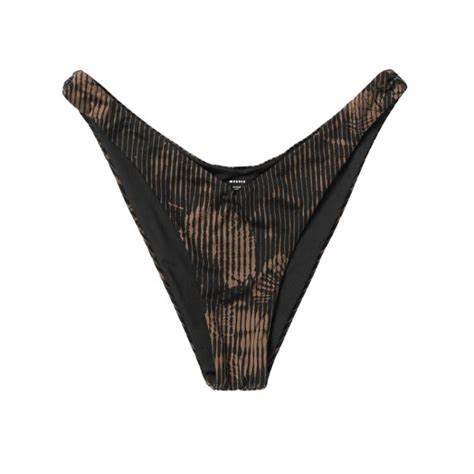 Designed as a versatile baselayer, the Daze Bikini Top provides a snug, second-skin feel, making it suitable for wearing under a wetsuit or for tanning with its minimal coverage. Its practical design is complemented by small Mystic prints, focusing on...