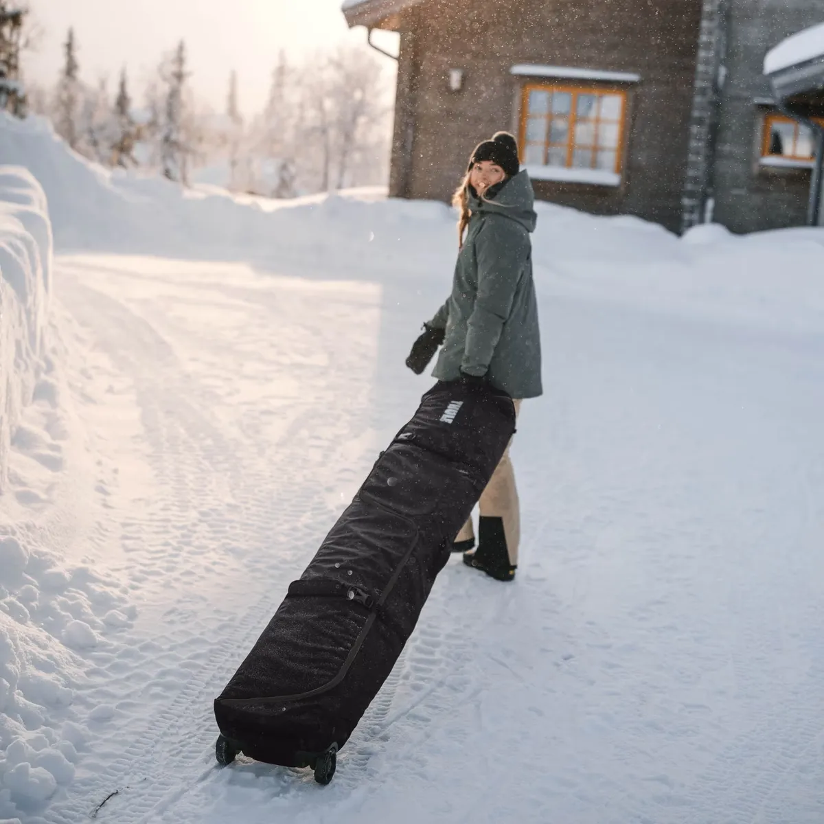 Thule Roundtrip rolling snowboard bag